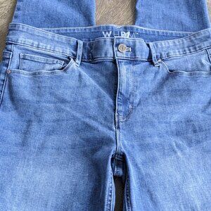 White House Black Market WHBM Light Wash Distressed Girlfriend Blue Jeans, Sz 6